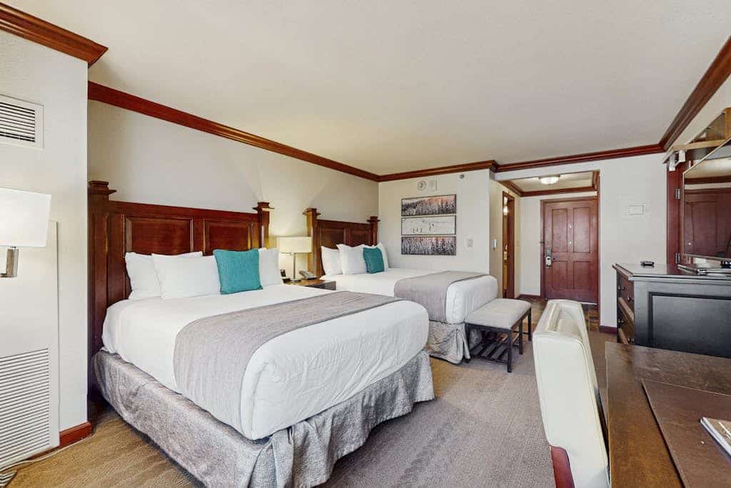 Ski-in-ski-out Suite with Kitchenette, Access to Pools, Spa, Restaurants On-site