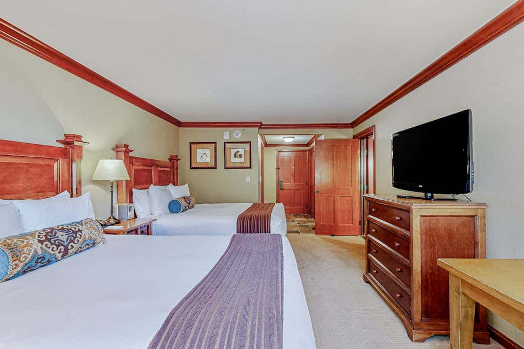 Everline Resort & Spa - two units, Ski-in-ski-out, pools, gym, & ice rink