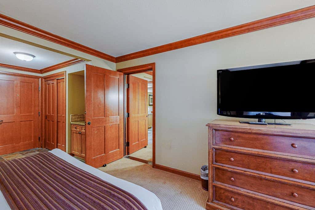 Everline Resort & Spa - two units, Ski-in-ski-out, pools, gym, & ice rink