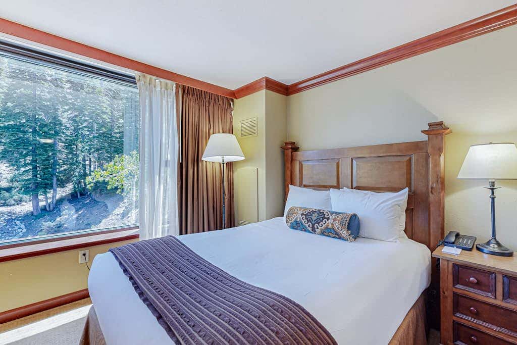 Everline Resort & Spa - two units, Ski-in-ski-out, pools, gym, & ice rink