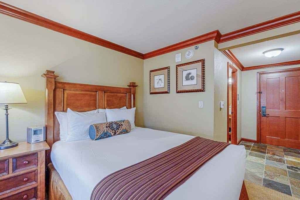 Everline Resort & Spa - two units, Ski-in-ski-out, pools, gym, & ice rink