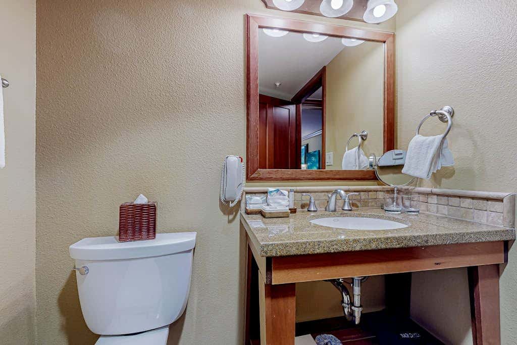 Everline Resort & Spa - two units, Ski-in-ski-out, pools, gym, & ice rink