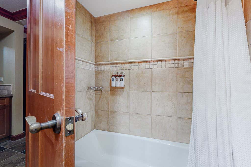 Everline Resort & Spa - two units, Ski-in-ski-out, pools, gym, & ice rink