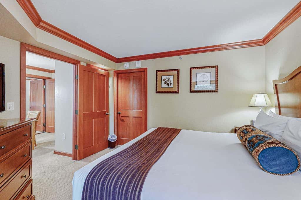 Everline Resort & Spa - two units, Ski-in-ski-out, pools, gym, & ice rink
