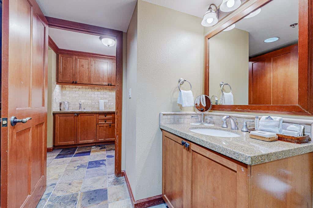 Everline Resort & Spa - two units, Ski-in-ski-out, pools, gym, & ice rink