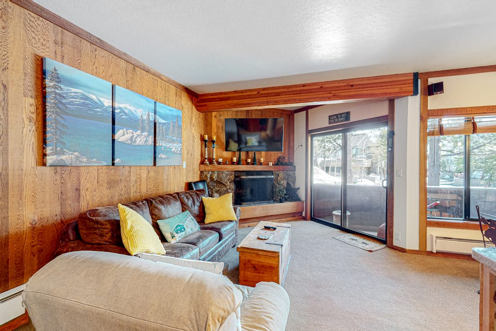 Rustic mountain view condo w/ full kitchen - walk to lifts