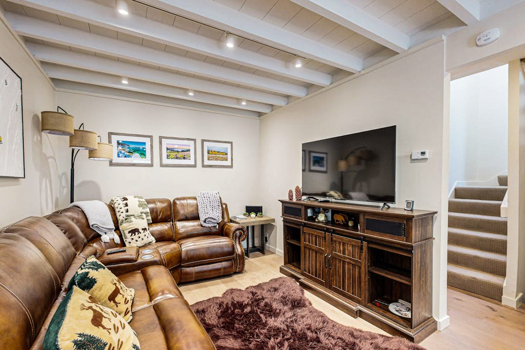 Stunning condo with deck, mountain view, and modern amenities