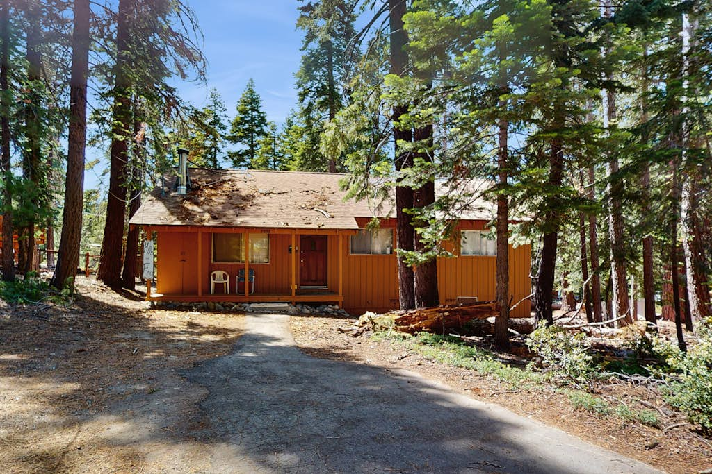 Cozy Family Cabin Close to Skiing - Walk to Lake Tahoe & Town