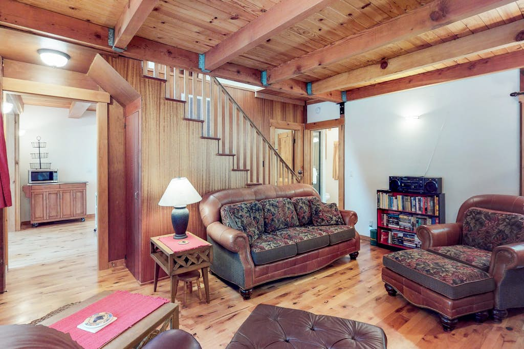 Tahoma hideaway near lake, trails & mountain vibes