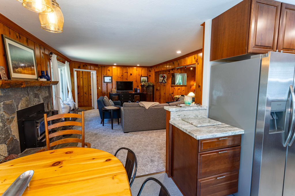 Welcoming home near the lake with furnished deck & large, enclosed yard
