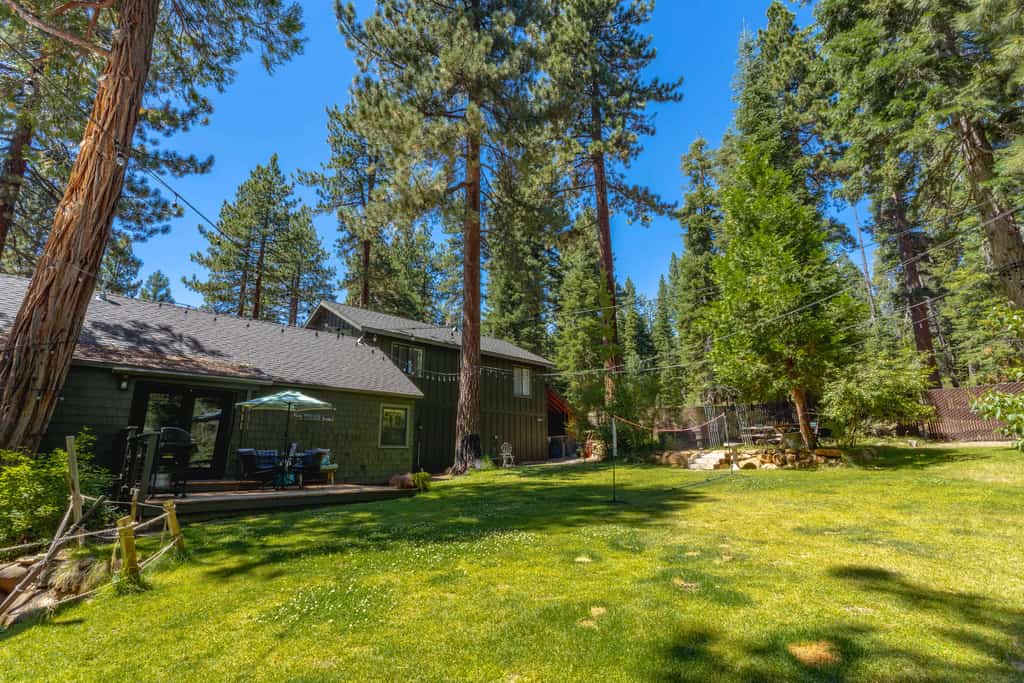 Casual and Cute Cabin Near the Lake