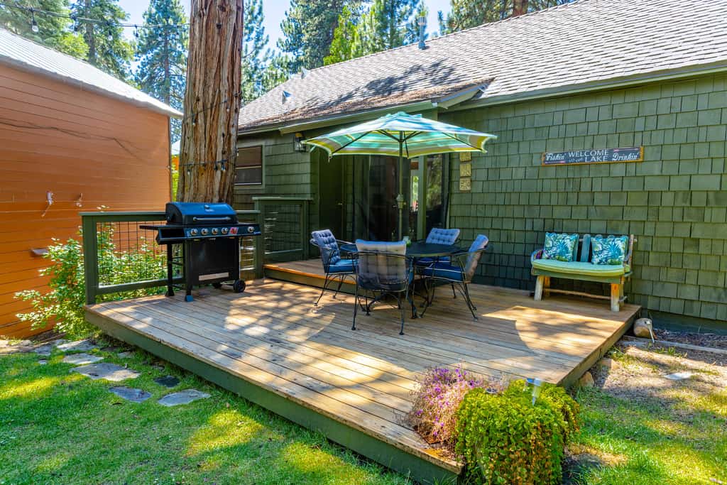 Welcoming home near the lake with furnished deck & large, enclosed yard
