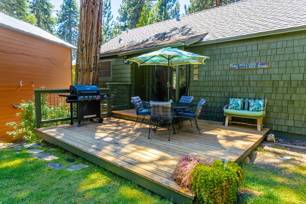 Welcoming home near the lake with furnished deck & large, enclosed yard