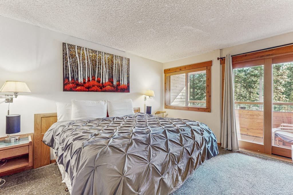 Second-level studio with mountain views - pool & covered balcony