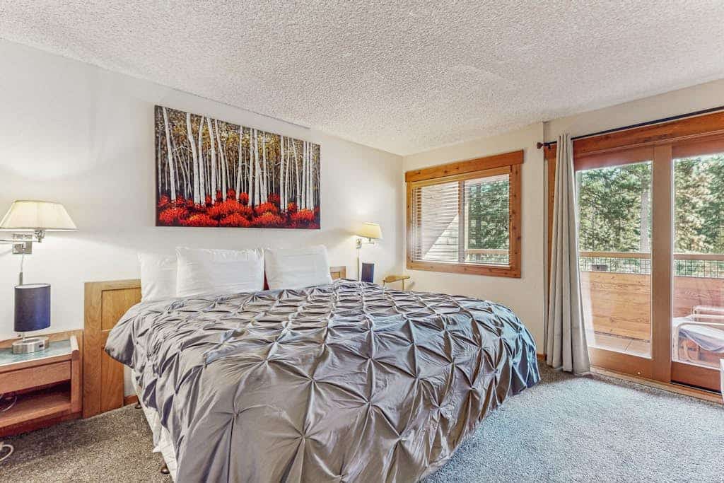 Second-level studio with mountain views - pool & covered balcony