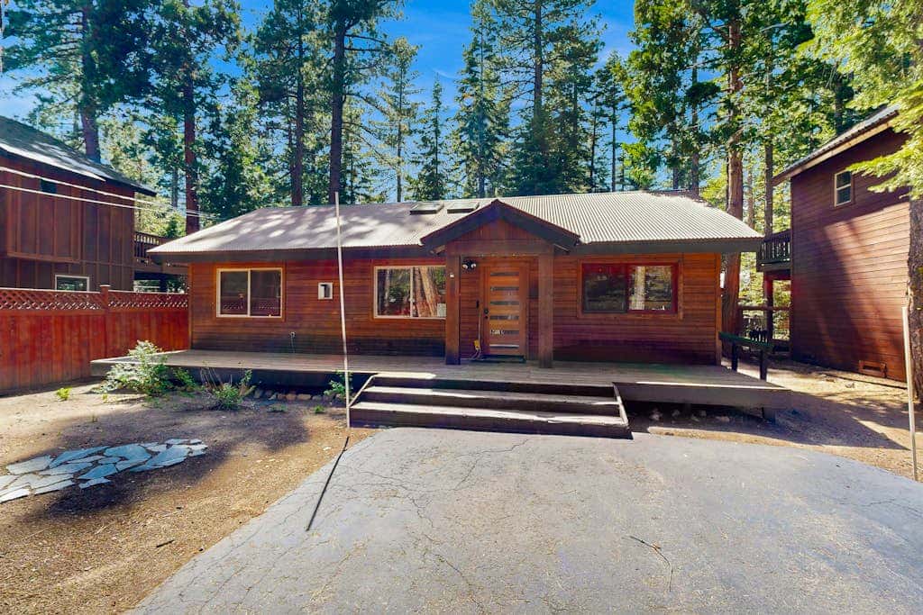 private hot tub & fenced yard - walk to beach