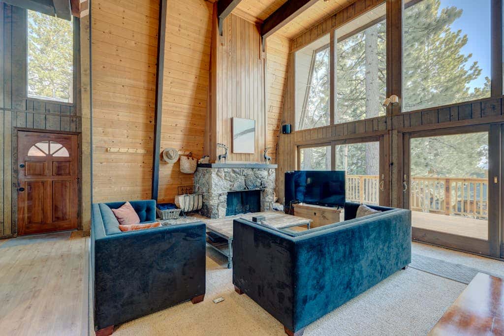 Lake view house with WiFi, washer&dryer, and fireplace - dogs are welcome