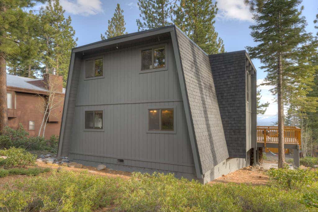 Lake view house with WiFi, washer&dryer, and fireplace - dogs are welcome
