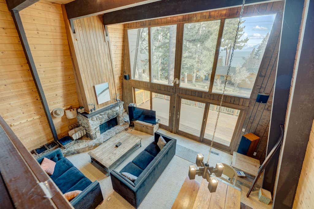 Lake view house with WiFi, washer&dryer, and fireplace - dogs are welcome