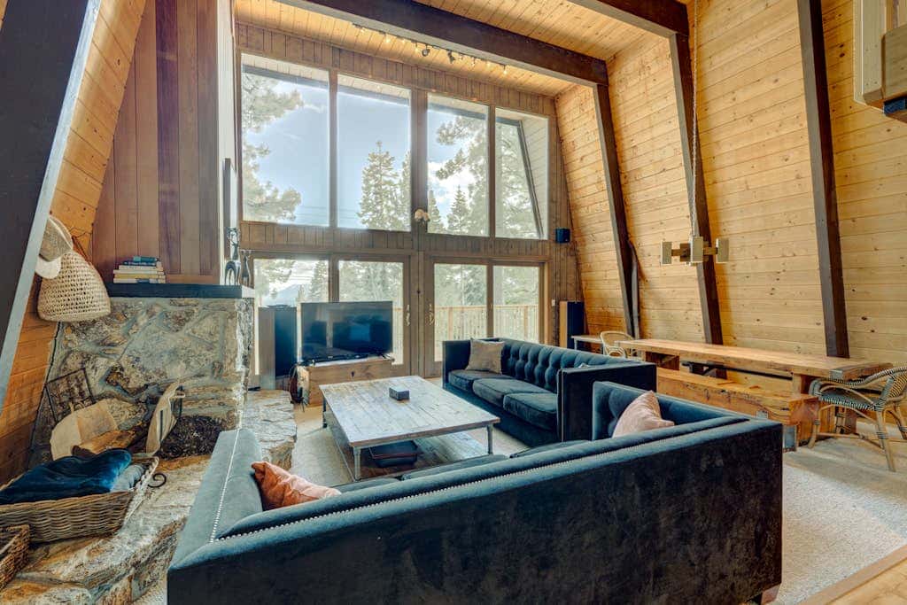 Lake view house with WiFi, washer&dryer, and fireplace - dogs are welcome