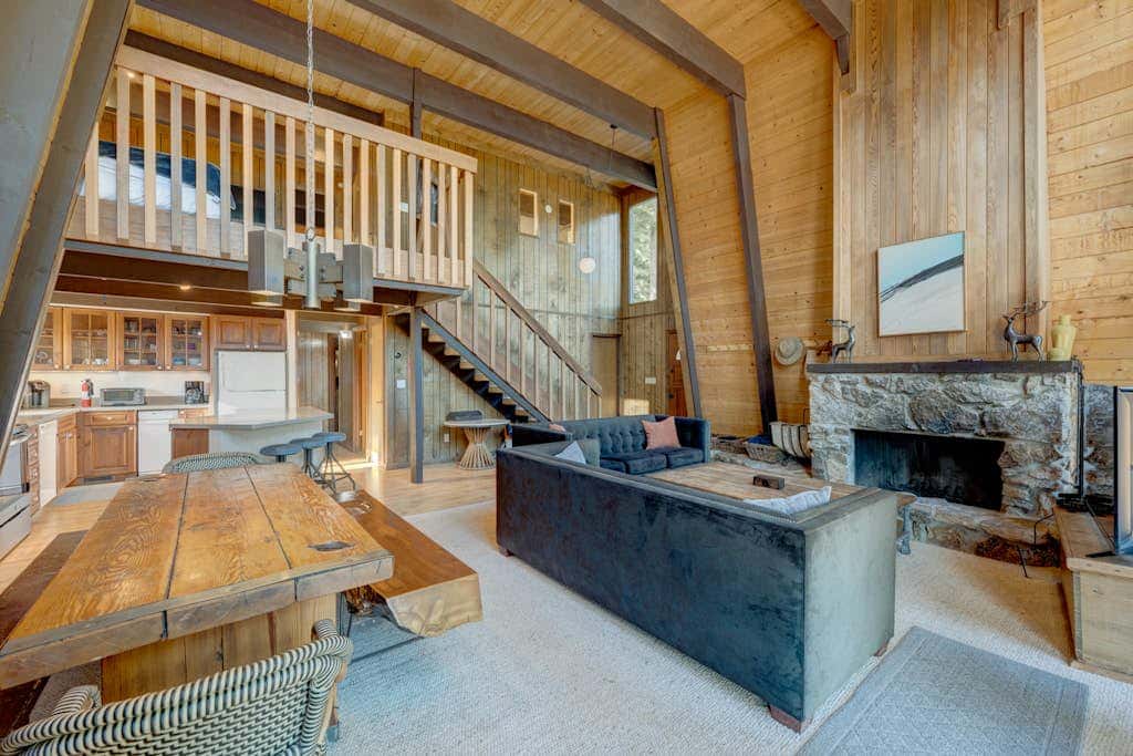 Lake view house with WiFi, washer&dryer, and fireplace - dogs are welcome