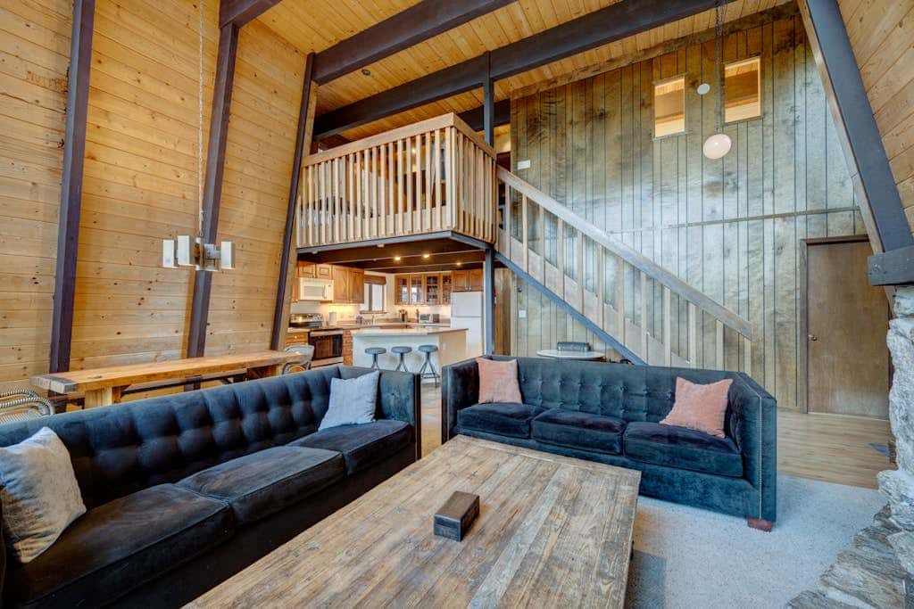 Lake view house with WiFi, washer&dryer, and fireplace - dogs are welcome