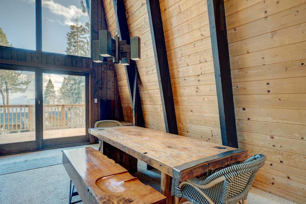 Lake view house with WiFi, washer&dryer, and fireplace - dogs are welcome