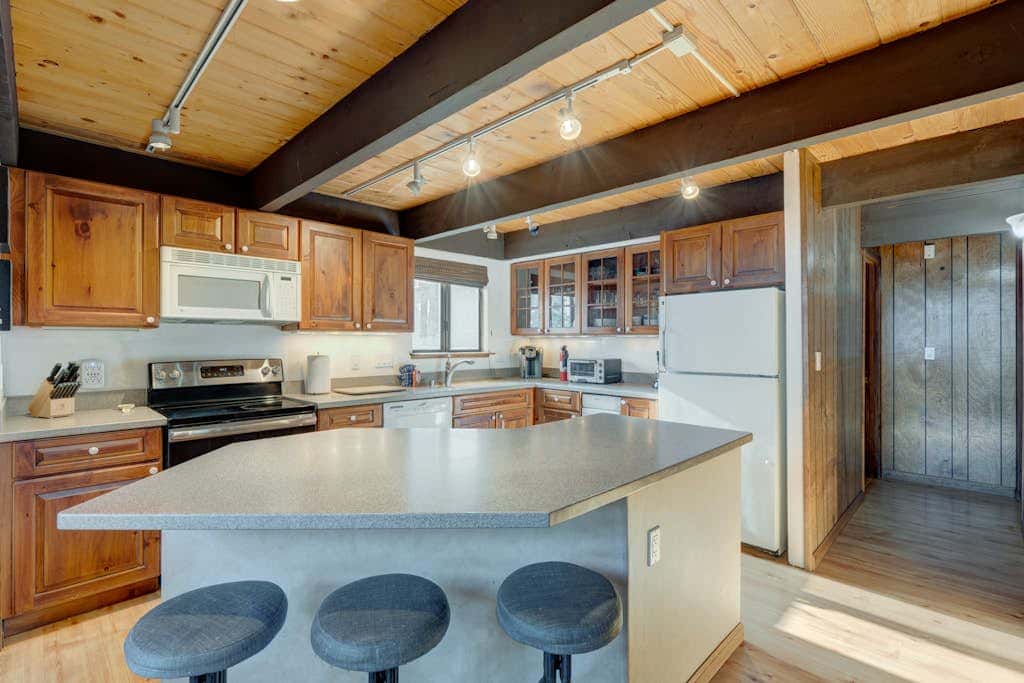 Lake view house with WiFi, washer&dryer, and fireplace - dogs are welcome