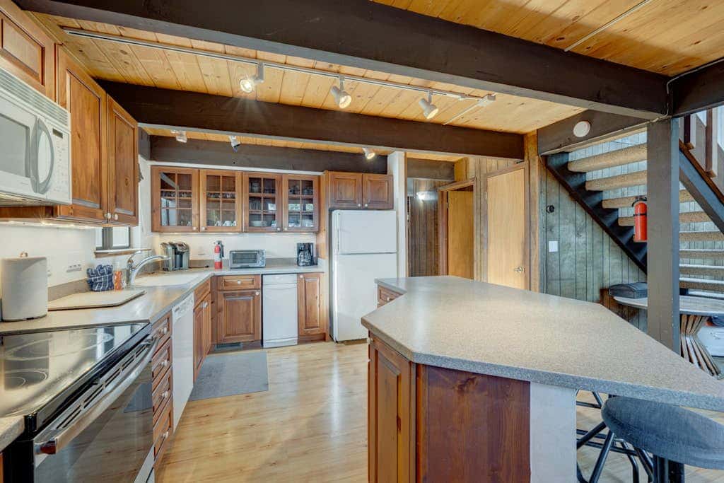 Lake view house with WiFi, washer&dryer, and fireplace - dogs are welcome