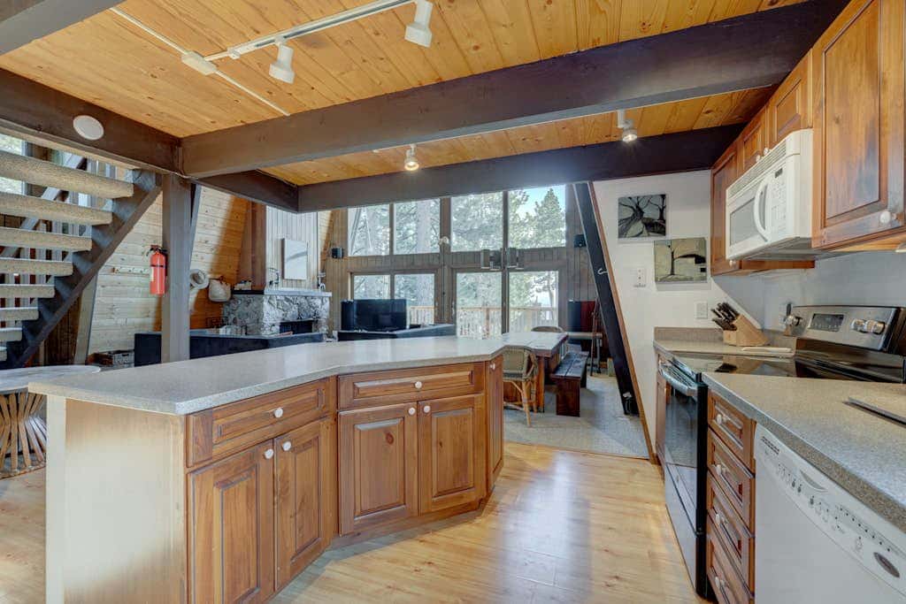 Lake view house with WiFi, washer&dryer, and fireplace - dogs are welcome