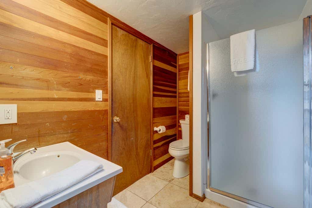 Lake view house with WiFi, washer&dryer, and fireplace - dogs are welcome