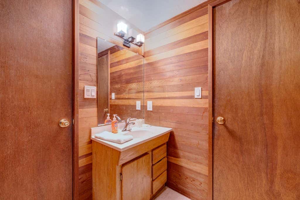 Lake view house with WiFi, washer&dryer, and fireplace - dogs are welcome