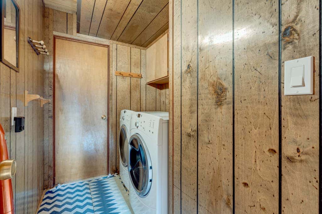 Lake view house with WiFi, washer&dryer, and fireplace - dogs are welcome