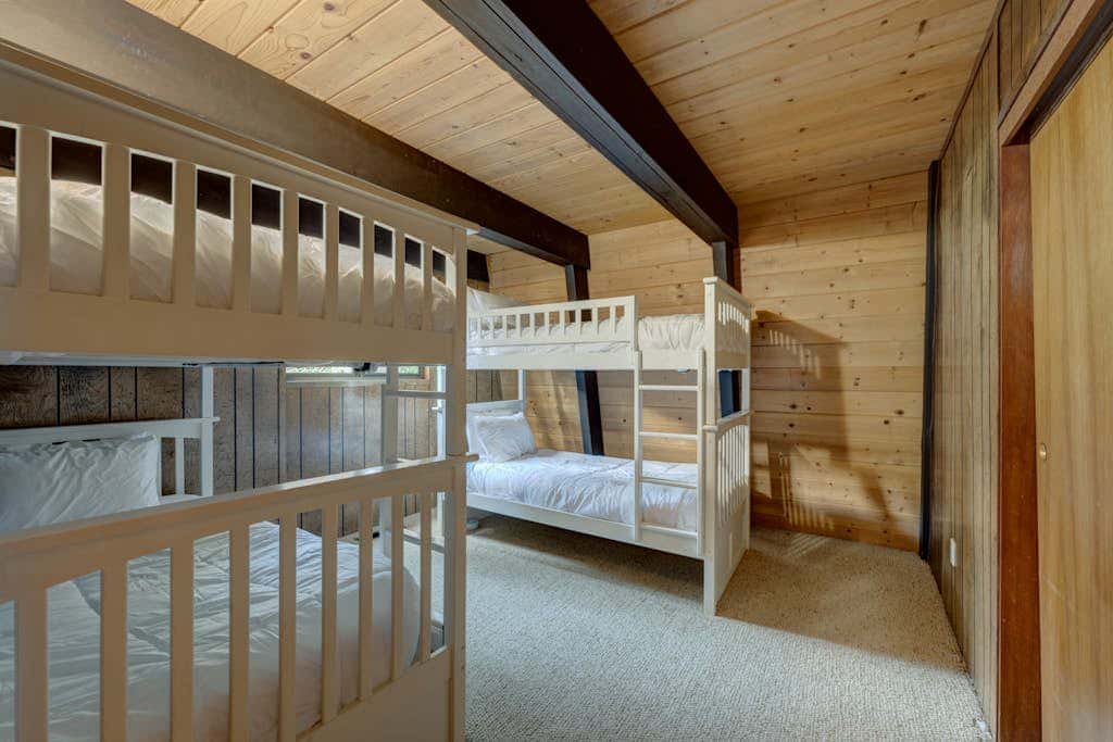 Lake view house with WiFi, washer&dryer, and fireplace - dogs are welcome