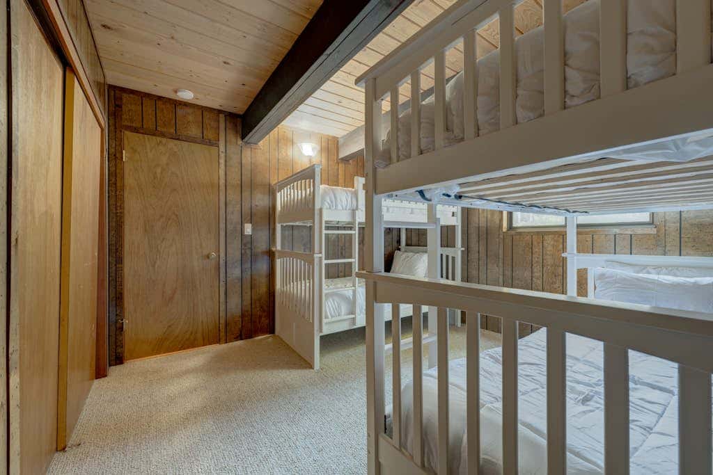 Lake view house with WiFi, washer&dryer, and fireplace - dogs are welcome