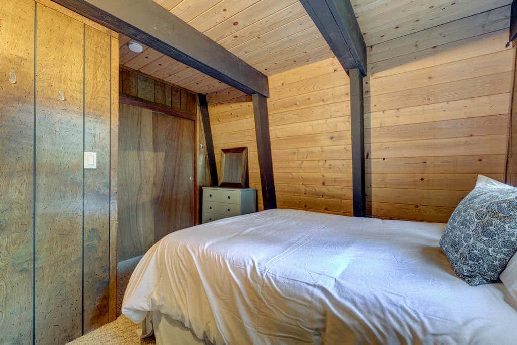 Lake view house with WiFi, washer&dryer, and fireplace - dogs are welcome