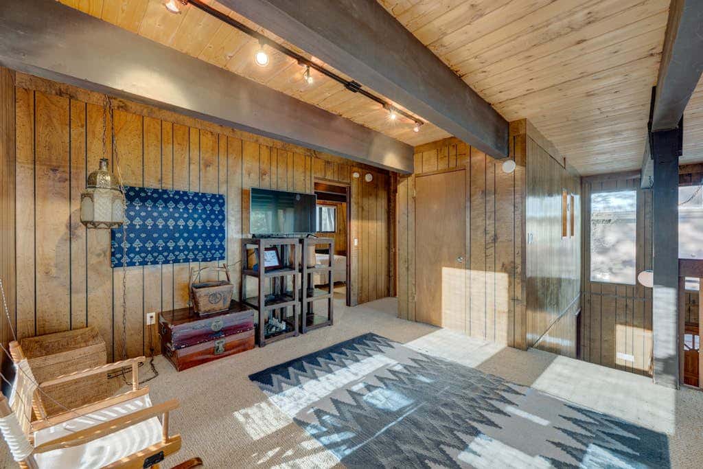 Lake view house with WiFi, washer&dryer, and fireplace - dogs are welcome