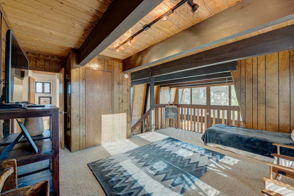 Lake view house with WiFi, washer&dryer, and fireplace - dogs are welcome