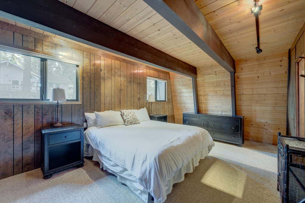 Lake view house with WiFi, washer&dryer, and fireplace - dogs are welcome