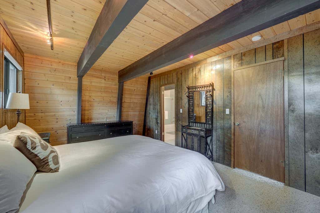 Lake view house with WiFi, washer&dryer, and fireplace - dogs are welcome