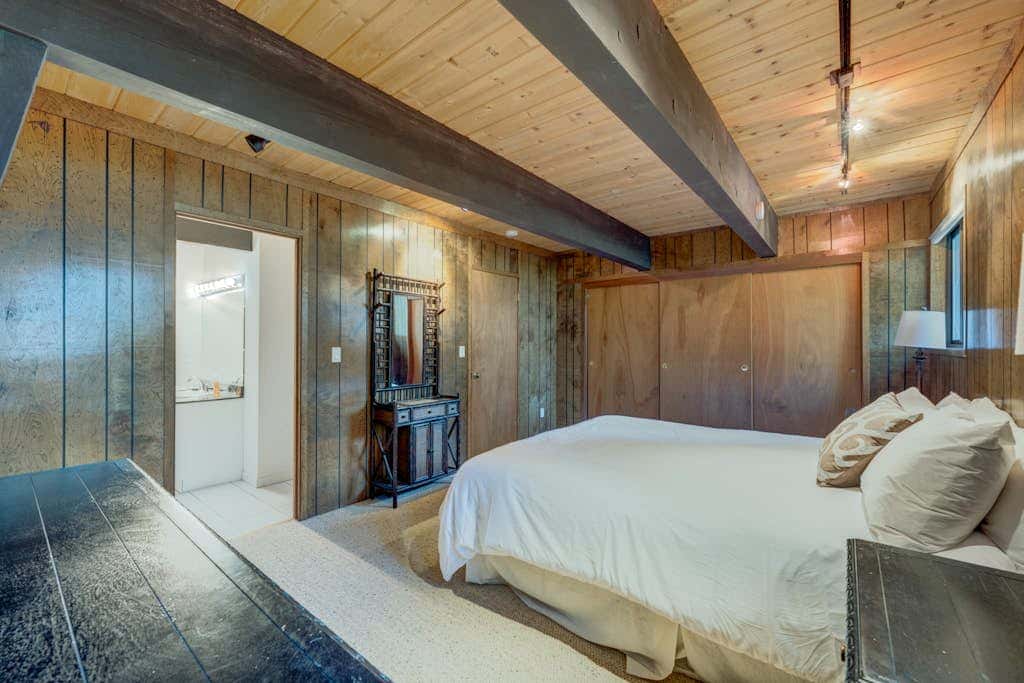 Lake view house with WiFi, washer&dryer, and fireplace - dogs are welcome