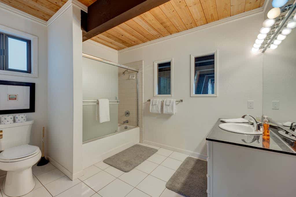 Lake view house with WiFi, washer&dryer, and fireplace - dogs are welcome