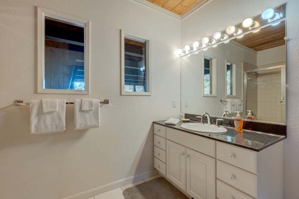 Lake view house with WiFi, washer&dryer, and fireplace - dogs are welcome