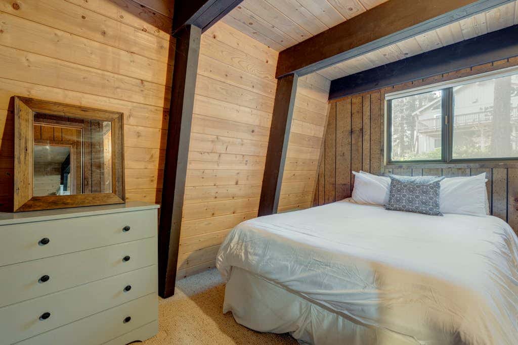 Lake view house with WiFi, washer&dryer, and fireplace - dogs are welcome
