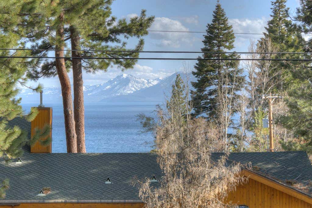 Lake view house with WiFi, washer&dryer, and fireplace - dogs are welcome