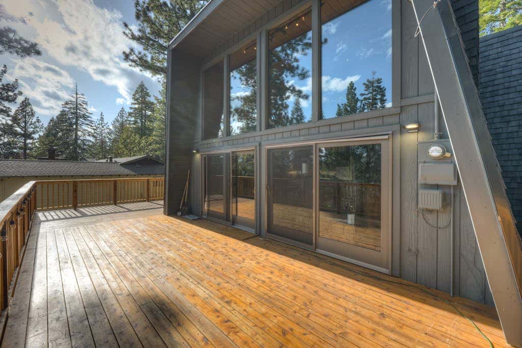 Lake view house with WiFi, washer&dryer, and fireplace - dogs are welcome