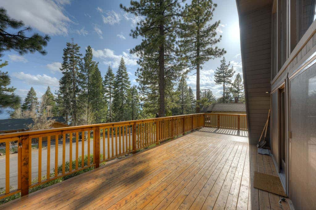 Lake view house with WiFi, washer&dryer, and fireplace - dogs are welcome