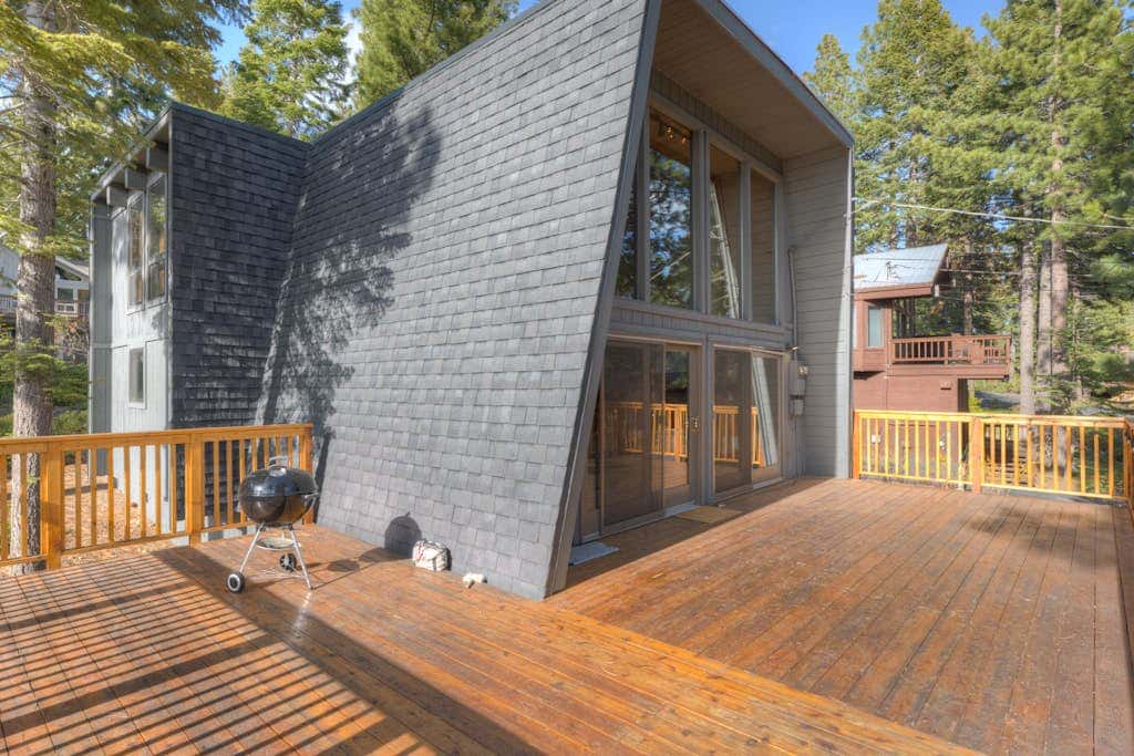 Lake view house with WiFi, washer&dryer, and fireplace - dogs are welcome