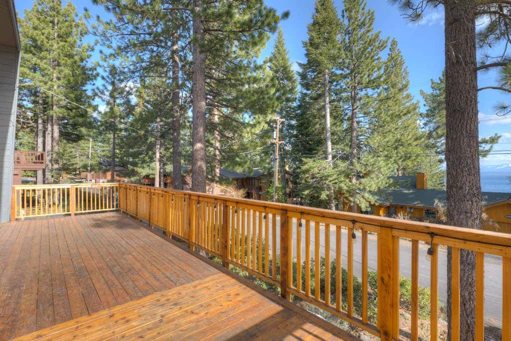 Lake view house with WiFi, washer&dryer, and fireplace - dogs are welcome