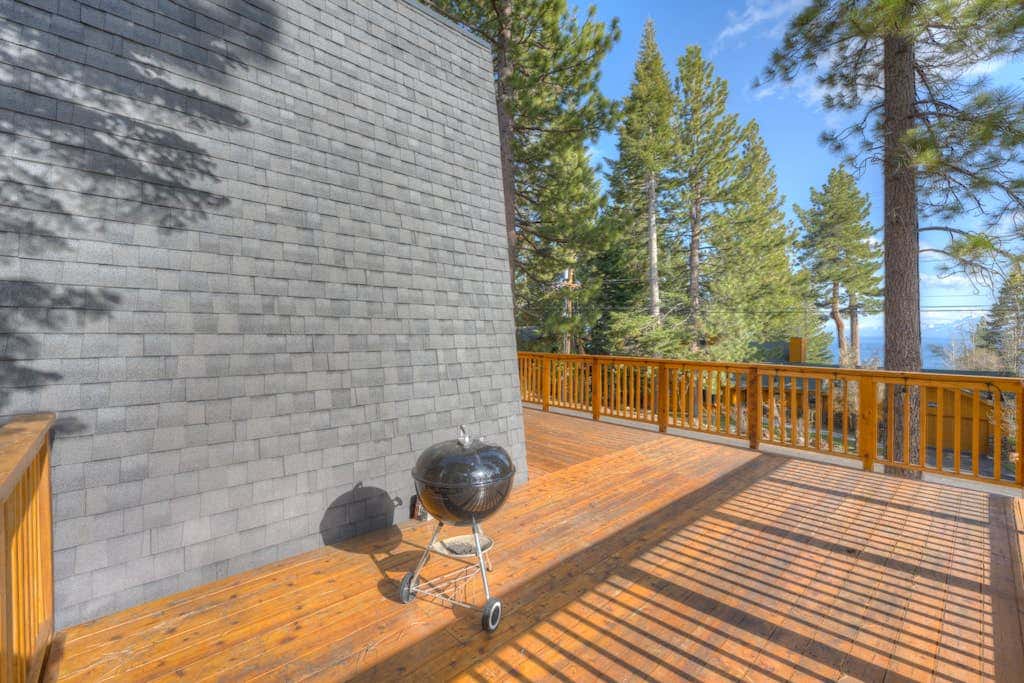 Lake view house with WiFi, washer&dryer, and fireplace - dogs are welcome